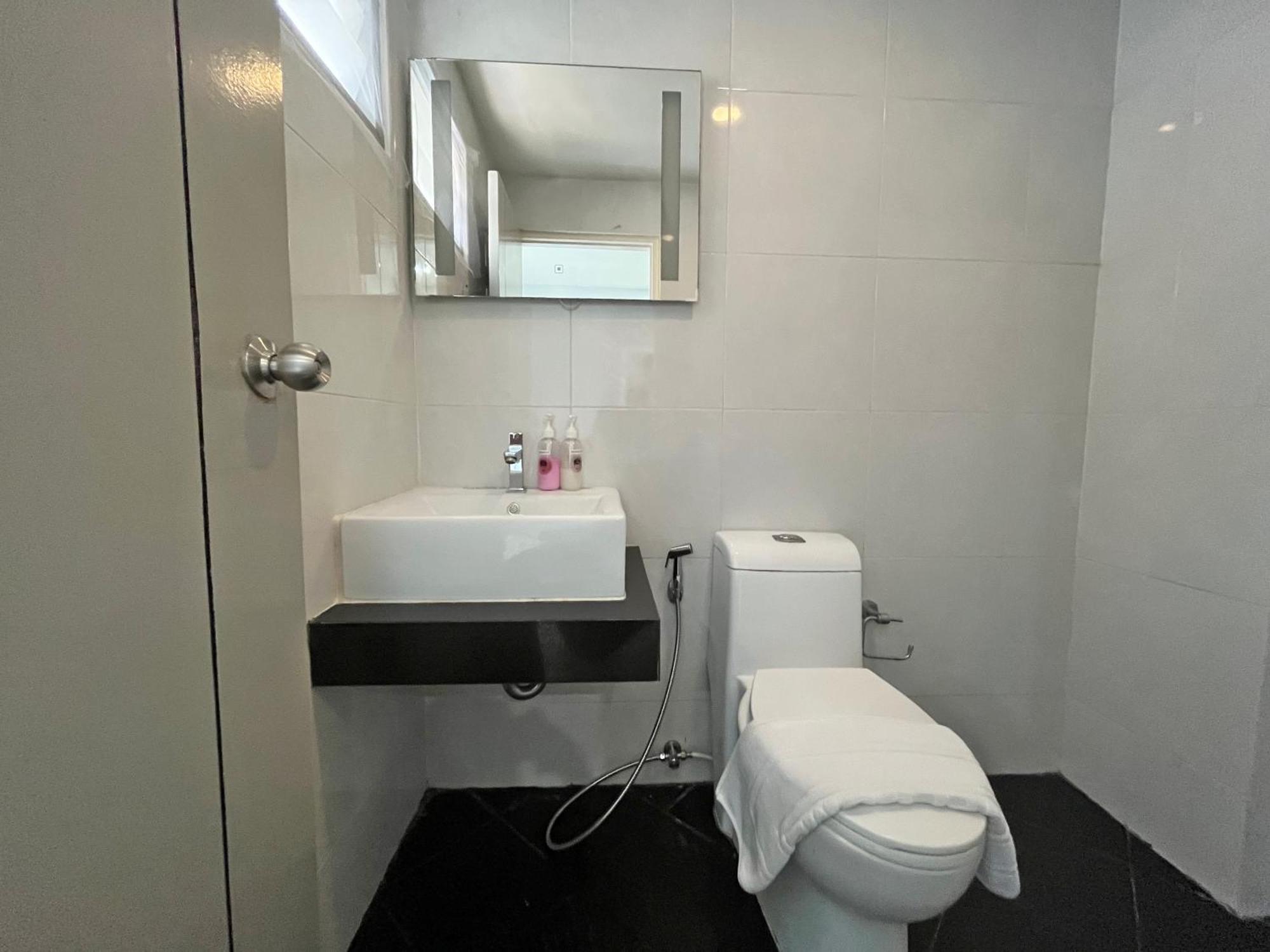Roomquest Bangkok Don Mueang Airport Room photo